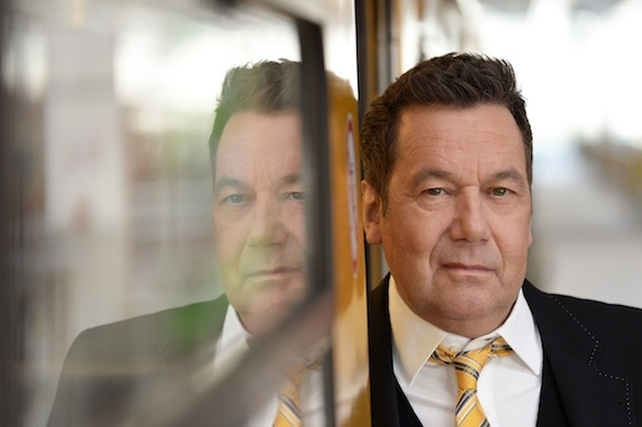 Roland Kaiser ist bekannt für seine kraftvolle Musik und seine Bühnenpräsenz. Das zeigt er auch auf „Seelenbahnen - Die Kaisermania Edition“! Neue CD und DVD Roland Kaiser „Seelenbahnen - Die Kaisermania Edition“