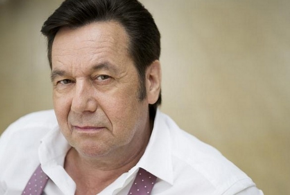 Roland Kaiser wird als Mitternachtsact beim Semperopernball dabei sein. Neben Schauspielerin Iris Berben ist er einer der prominenten Gäste. Roland Kaiser Semperopernball.