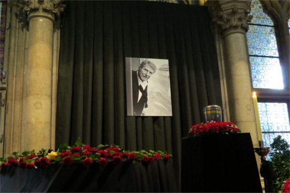 Neben der Urne von Udo Jürgens stand ein Klavier mit Rosen. Udo Jürgens Abschied Wien