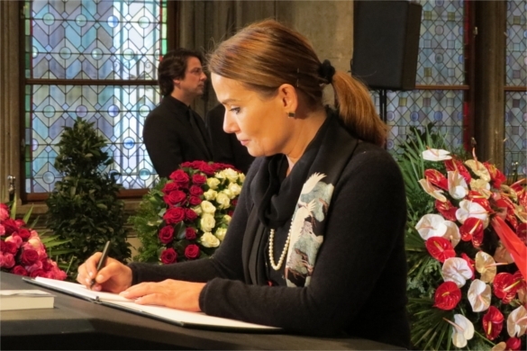 Im Wiener Rathaus lagen für Udo Jürgens Kondolenzbücher aus. Auch Jenny Jürgens hinterließ ihre Botschaft. Udo Jürgens Jenny Jürgens