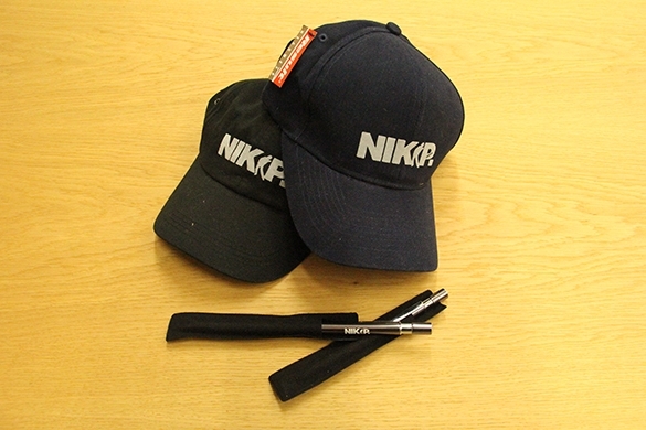 Die Kappen und den edlen Kugelschreiber von Nik P. gibt es online zu kaufen. Merchandise Produkte Nik P.