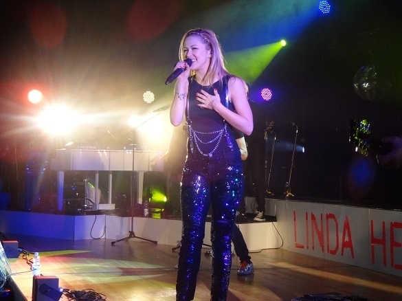 Die Sprechchöre und die gute Stimmung ihrer Fans brachten Linda Hesse beinahe zum Weinen in Hamburg. Linda Hesse Konzert Hamburg