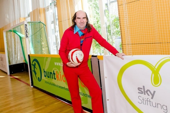 Der studierte Sozialpädagoge engagiert sich neben seiner Musikerkarriere nach wie vor für soziale Projekte. Guildo Horn Fußball