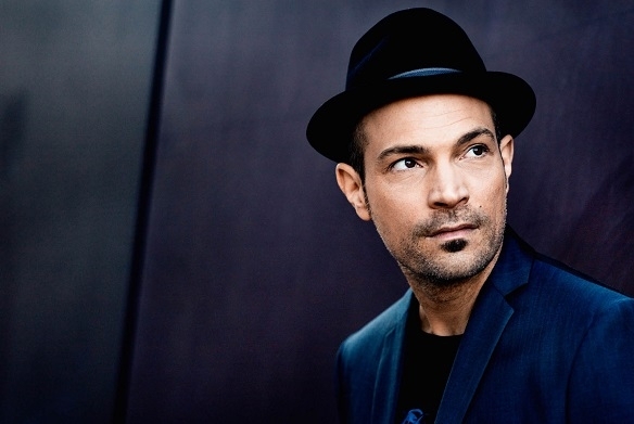 Mit Frauen regier'n die Welt sang er sich in die Herzen vieler. Doch spätestens seit Sing meinen Song kennen Roger Cicero wohl die meisten Deutschen. Roger Cicero ECHO Jazz