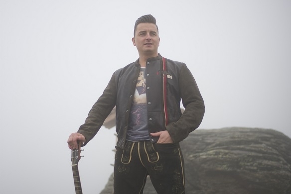 Andreas Gabalier ist mit seinem Album Mountain Man erstmals auf der Eins in den deutschen Charts. Die Freude ist groß. Andreas Gabalier Mountain Man