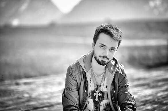 Der 21-jährige Sänger Jonathan Zelters verloste über Facebook ein Privatkonzert. April diesen Jahres veröffentlichte er die Single Ein Teil von meinem Herzen. Jonathan Zelter Privatkonzert Gewinnspiel