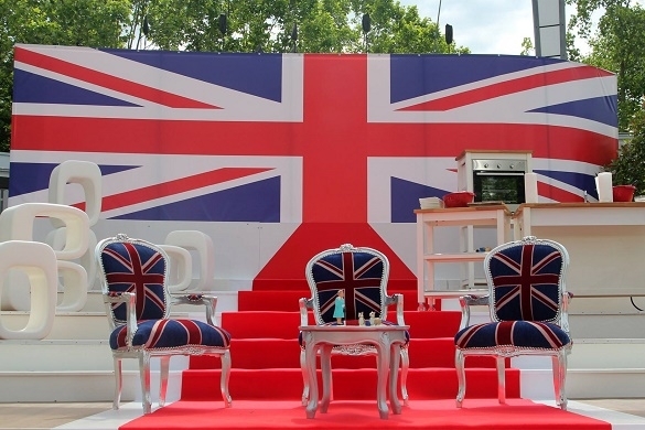 Am 23. Juni möchte die Queen Deutschland besuchen. Das ZDF rückt jetzt bereits mit einer Begrüßung an. Andrea Kiewel very british