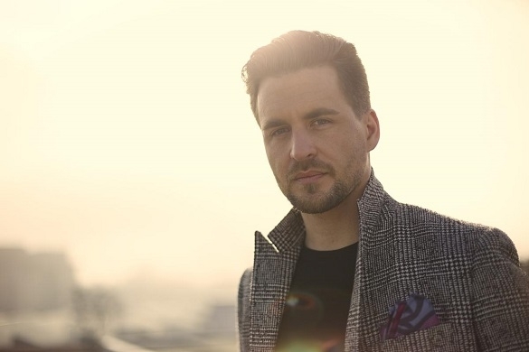 Alexander Klaws veröffentlicht heute sein Musikvideo zu der Single Dieser Sommer. Der sommerliche Song wartet mit einem Musikvideo voller Metaphorik auf. Alexander Klaws Dieser Sommer Musikvideo