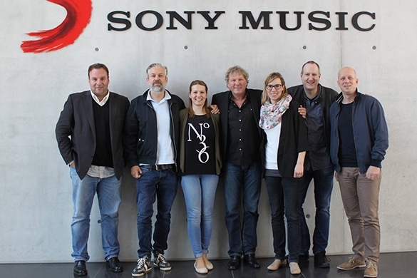 V.l.n.r.: Holger Kurschat (Manager), Giacomo La Tragna (Director Promotion & Media Cooperations), Maria Niemeier (Teamkoordinatorin A&R), Bernhard Brink, Anne Stegmaier (Director Marketing AOR-Labelgroup), Andreas Keul (Director A&R AOR-Labelgroup), Manfred Rolef (Vice President AOR-Labelgroup GSA). Bernhard Brink Ariola Vertrag