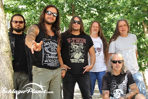 Nicht nur ihr traditionelles Open Air in Finkenberg steht bald an, auch ein neues Album soll in Kürze veröffentlicht werden. Schürzenjäger Interview SchlagerPlanet