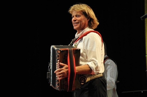 Sonja Weissensteiner trifft bei Musik in den Bergen auch auf den Sänger Hansi Hinterseer. Hansi Hinterseer