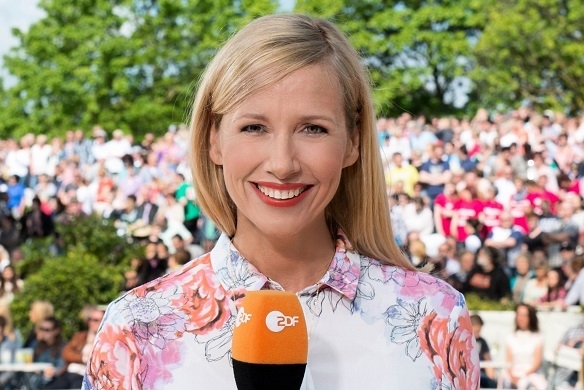 O'zapft is! Auch das ZDF nimmt sich das Oktoberfest zum Motto und präsentiert den Fernsehgarten in weiß-blauer Manier. Andrea Kiewel ZDF-Fernsehgarten Oktoberfest