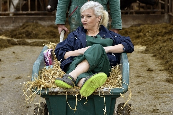 Ina Müller schmeißt eine Woche lang einen Bauernhof in Norddeutschland. Das Bauernpaar schickt sie so lange in den wohlverdienten Urlaub. Ina Müller Hof