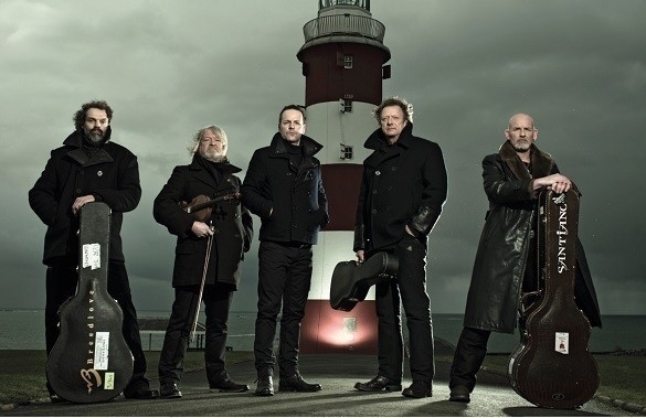 Santiano ist bekannt für ihre außergewöhnliche Seemanns-Musik. Einer der Bandmitglieder der Gruppe ist Björn Both, der sowohl singt, als auch Gitarre und Bass spielt. Santiano Björn Both Mitglied