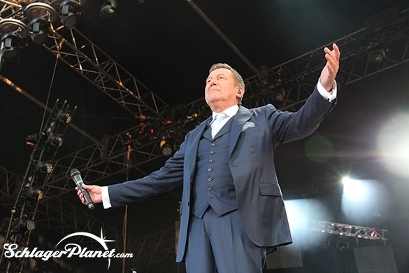 Für seine Fans ist Roland Kaiser vor allem live ein echtes Erlebnis, denn der Sänger gibt auf der Bühne wirklich alles! Roland Kaiser Tour 2016
