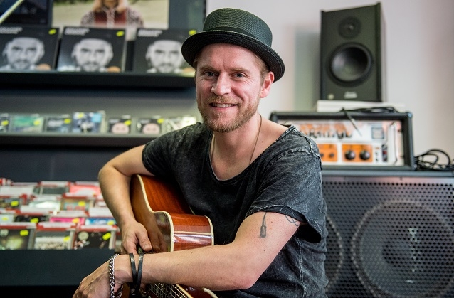 Sein aktuelles Album „Kreise“ schaffte es auf Platz zwei der Charts. Johannes Oerding feiert heute Geburtstag.