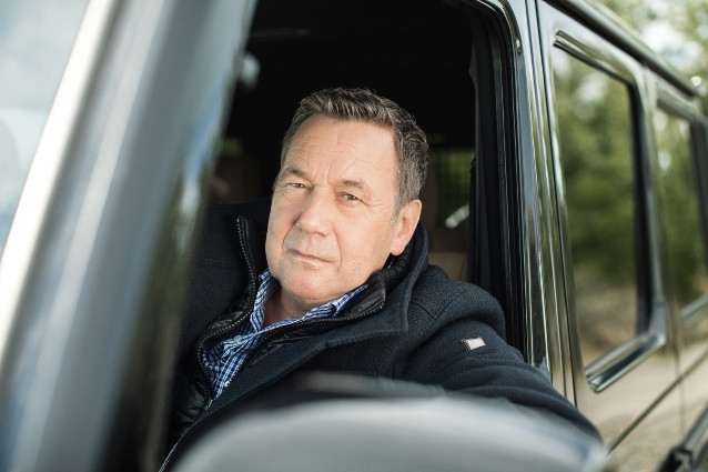 Roland Kaiser versucht auf seinem neuen Album, klassischen Schlager mit modernen Elementen zu kombinieren. Roland Kaiser Kopf gestellt