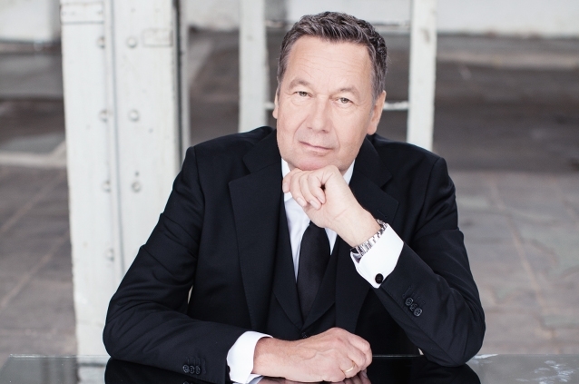 Am 12.02.2016 erscheint das neue Roland Kaiser Album Auf den Kopf gestellt. Roland Kaiser Tour 2017