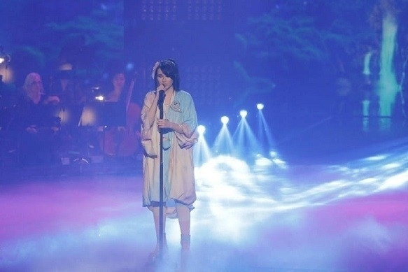 Auch in diesem Jahr gab es Skandale rund um den ESC. Heute Abend soll jedoch wieder eine Zuschauerentscheidung fallen. Barbara Schöneberger ESC 2016