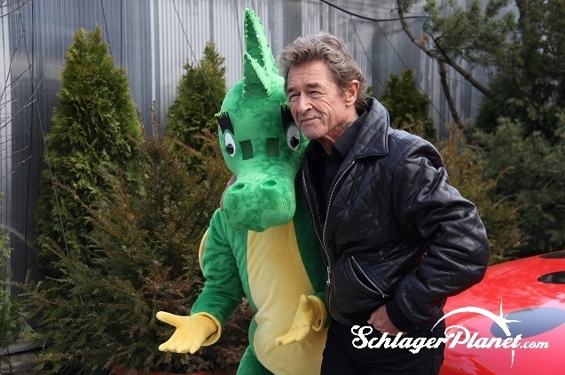 Peter Maffay möchte mit seiner Stiftung Kindern sorglose Tage bescheren. Botschafter ist dabei auch Tabaluga. Peter Maffay Tabaluga
