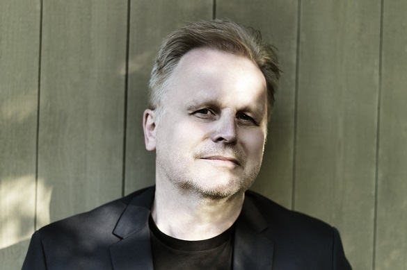 Herbert Grönemeyer verrät, dass er den Song Morgen seiner Freundin Josha gewidmet hat. Der Künstler spricht ungewohnt offen über die Beziehung zu seiner Freundin Herbert Grönemeyer Freundin Josha Lied