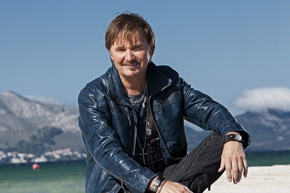 Da oben erinnert unmissverständlich an Nik P.s Erfolgshit Ein Stern der deinen Namen trägt. Nik P. Da oben