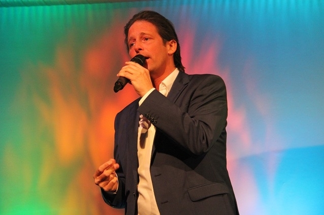 Henk van Daam veröffentlicht heute Sag einfach ja. Zwei Jahre mussten seine Fans darauf warten. Henk van Daam