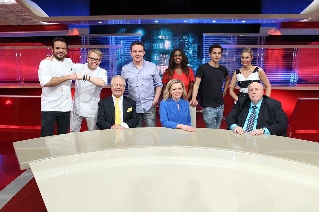 Lächeln für´s Gruppenfoto: Steffen Henssler (ganz links), Stefan Mross (vierter von links), Motsi Mabus (vierte von rechts) und Tim Oliver Schultz (dritter von rechts). Stefan Mross Grill den Henssler