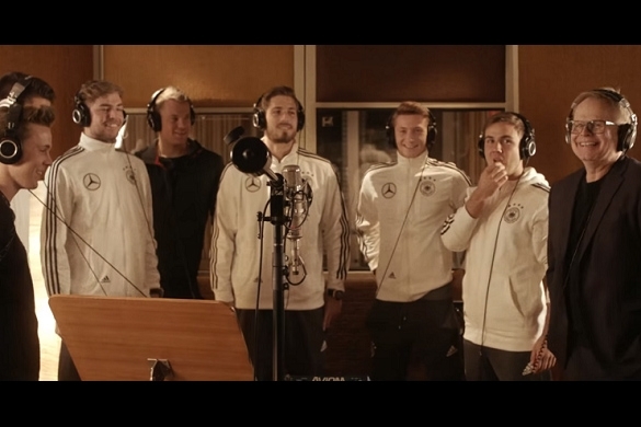 Jeder für Jeden - einen passenderen Slogan für eine Fußball-Hymne kann es wohl kaum geben. Jeder für Jeden Video