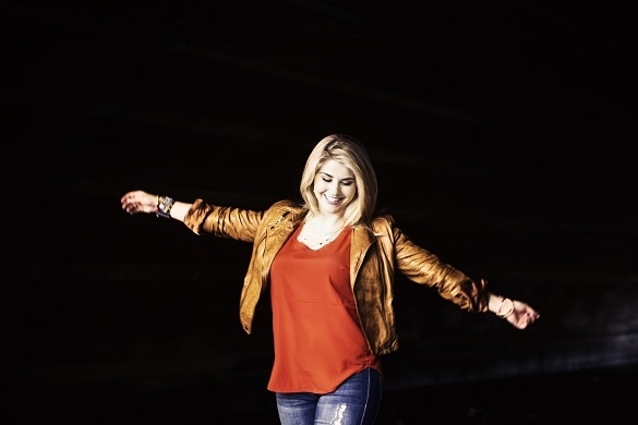 Beatrice Egli will mit ihrer neuen Single Fliegen ganz hoch hinauf in den Schlagerhimmel. Beatrice Egli Fliegen 2016