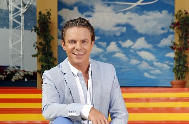 Schon im zwölften Jahr begrüßt Stefan Mross uns und seine Gäste bei Immer wieder sonntags Spiel, Spaß, Spannung und das Beste aus der Unterhaltung erwarten uns auch heute, um 10:03 Uhr, in der ARD. Immer wieder sonntags