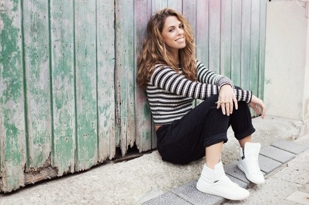 Im MDR könnt Ihr heute Nachmittag das echte Leben der erfolgreichen Vanessa Mai mitverfolgen. Ihr bekommt einen Blick hinter die Kulissen des Starlebens und seht eine junge Frau auf dem Weg nach oben. Portrait Vanessa Mai - Mein Herz schlägt Schlager