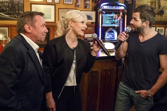 Enstpannt am Tresen: Schlagerlegende Roland Kaiser und Dschungelcamp Moderator Micky Beisenherz plaudern bei Ina Müller aus dem Nähkästchen. Roland Kaiser Inas Nacht