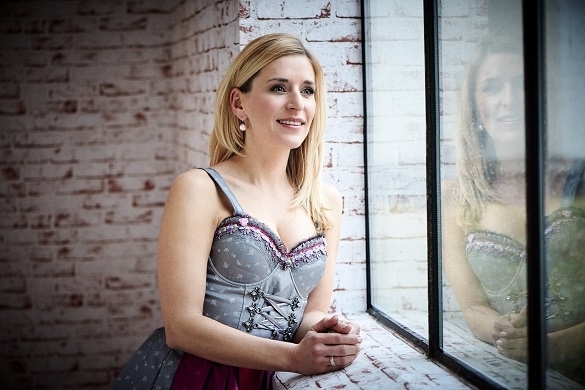 Stefanie Hertel moderiert gemeinsam mit Arnulf Prasch das Sommer Open Air Wenn die Musi spielt. Wenn die Musi spielt