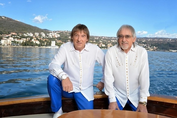 Mit ihrem aktuellen Album schafften die Amigos das Triple: Platz eins in Deutschland, Österreich und der Schweiz. Jetzt erhielt das Vorgängeralbum Santiago Blue den Goldstatus. Amigos Gold Santiago Blue