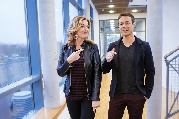 Bettina Tietjen und Alexander Bommes heißen heute Abend unter anderem Beatrice Egli und Inka Bause willkommen. Bettina und Bommes