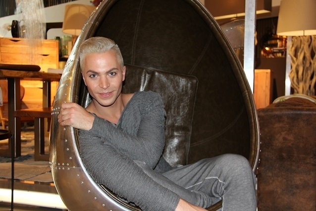 Julian David liebt Schlager und soziale Medien. Das darf er nun auch bei GoldStar TV ausleben. Julian David