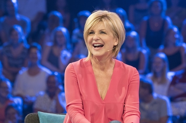 Muss sich heute Abend bei Das Spiel beginnt gegen ein Team spielhungriger Kinder durchsetzen: Carmen Nebel. Carmen Nebel Das Spiel beginnt