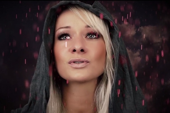 Mit Roter Regen liefert Christin Stark eine neue Hymne für Liebeskummer. Das Video spiegelt dabei metaphorisch  den Text wieder. Christin Stark Roter Regen Video
