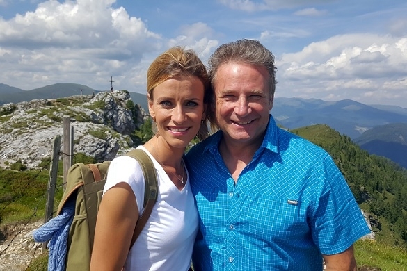 Wahre Gipfelstürmer! Moderatorin Sonja und Gottfried Würcher vom Nockalm Quintett erklimmen die Nockberge. Musik in den Bergen Gottfried Würcher