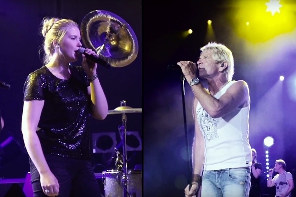 Matthias Reim singt Das Lied und liefert ein Musikvideo voller Emotionen. Ein phänomenales Live-Konzert, ein feuriges Publikum und ein beglückter Fan – das alles findet man im neuen Matthias Reim Musikvideo. Matthias Reim Das Lied Video