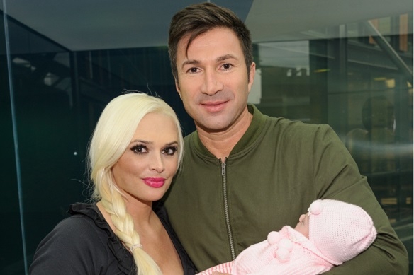 Bei Daniela Katzenberger und Lucas Cordalis dreht sich heute Abend um 20:15 Uhr alles um das perfekte Weihnachtsfest. RTL II sendet nun jeden Montag die Erlebnisse der Katze und ihrer kleinen Familie. Lucas Cordalis Daniela Katzenberger Weihnachten