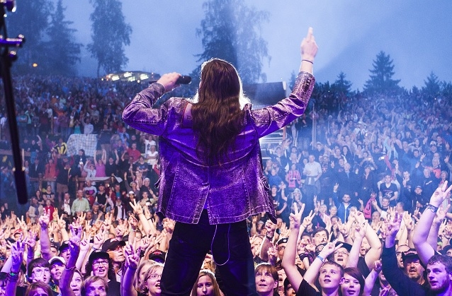 Da ist richtig was los! Auch zum Schürzenjäger Open Air 2017 wird es wieder tausende Fans nach Finkenberg ziehen. schürzenjäger open air 2017