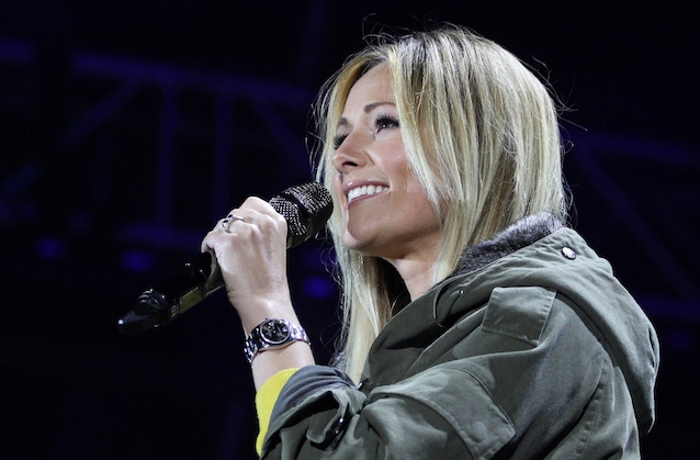 Helene Fischer stellte mit "Fighter" einen neuen Song vor, schon gibt es Kritik. Die meisten Fans stehen aber hinter der Sängerin. Helene Fischer Kritik Fighter