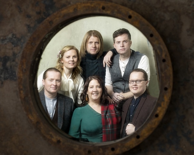 Die Kelly Family in ihrer aktuellen Besetzung. Maite und Michael Patrick Kelly sind leider nicht dabei. Kelly family album we got love