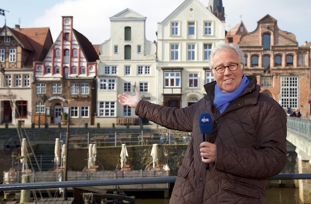 Moderator Lutz Ackermann führt am Ostersonntag in einem musikalischen Spaziergang in "Das große Wunschkonzert" durch Lüneburg. Moderator Lutz Ackermann im idyllischen Lüneburg.