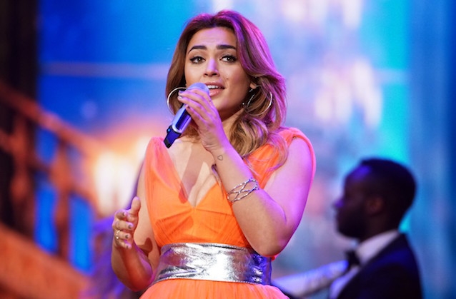 Maria Voskania singt bei "DSDS" in einem roten Traumkleid.