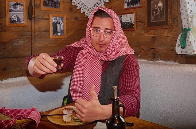 Andreas Gabalier mit Kopftuch und Kernöl.