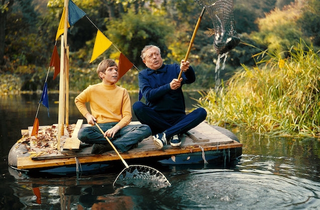 Filmfoto aus „Heintje - Einmal wird die Sonne wieder scheinen“. Heintje (Heintje Simons, l.) kann seinen griesgrämigen Großvater (Paul Dahlke) zum Angeln überreden.