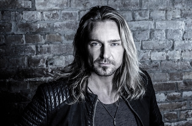 Oliver Thomas präsentiert uns heute sein neues Album, auf dem er Rock mit Schlager mischt. Oliver Thomas veröffentlicht heute sein neues Album „Ego“.